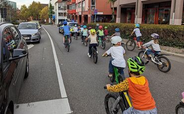In Stuttgart hat sich die Kidical Mass schon bewährt: Junge Radfahrerinnen und Radfahrer durchqueren Stuttgart-Vaihingen.