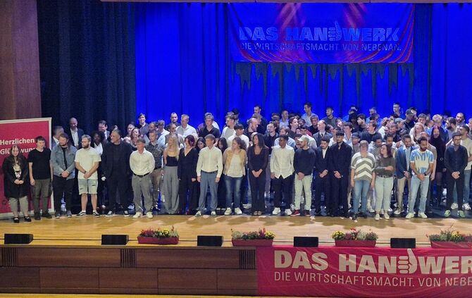 Die 191 Absolventinnen und Absolventen kommen aus 34 verschiedenen Berufen in 18 Gewerken.