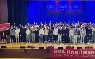 Die 191 Absolventinnen und Absolventen kommen aus 34 verschiedenen Berufen in 18 Gewerken.
