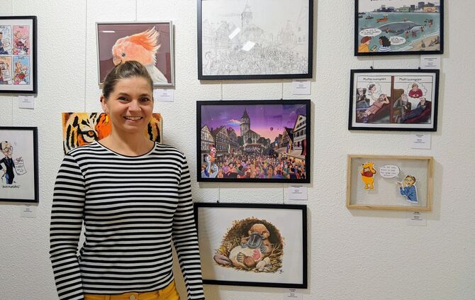 Katja Rau präsentiert ihre Werke in der Jubiläumsausstellung „Kreative Spuren - 80 Jahre VHS“.