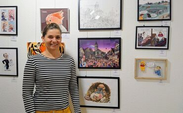 Katja Rau präsentiert ihre Werke in der Jubiläumsausstellung „Kreative Spuren - 80 Jahre VHS“.