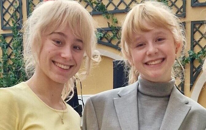 Schauspielerin und Stunt-Double: Lilly Felchle (links) mit blonder Perücke neben der Bibi-Blocksberg-Darstellerin Nala.