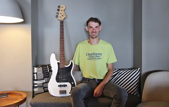 Simon Brög spielt Bassgitarre in der inklusiven Band "Groove Inclusion".