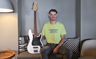 Simon Brög spielt Bassgitarre in der inklusiven Band "Groove Inclusion".