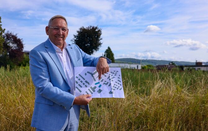 Helmut Mogck, Vertriebsleiter der Hofmann-Haus GmbH & Co. KG, auf dem künftigen Baugrundstück in Endersbach.