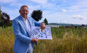 Helmut Mogck, Vertriebsleiter der Hofmann-Haus GmbH & Co. KG, auf dem künftigen Baugrundstück in Endersbach.