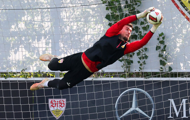 Dennis Seimen ist zurück im Torwarttraining und darf wieder nach den Bällen hechten. Das Comeback des designierten VfB-Stammkeep