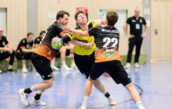 Im letzten Derby setzten sich Luca Baireuther (am Ball) und die SG Weinstadt durch – schlagen Lion Haase (rechts) und der VfL Wa