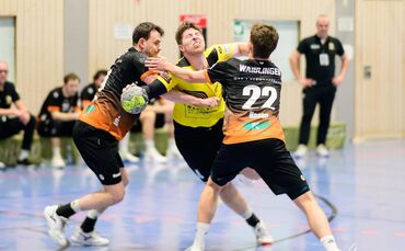 Im letzten Derby setzten sich Luca Baireuther (am Ball) und die SG Weinstadt durch – schlagen Lion Haase (rechts) und der VfL Wa