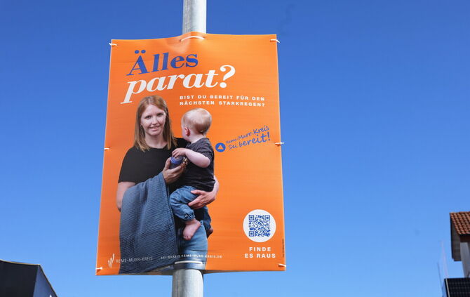 Plakatkampagne in Orange: "Bist Du bereit für den nächsten Starkregen?", heißt es  hier. Die Plakate sollen dazu animieren, über