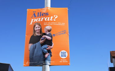Plakatkampagne in Orange: "Bist Du bereit für den nächsten Starkregen?", heißt es  hier. Die Plakate sollen dazu animieren, über