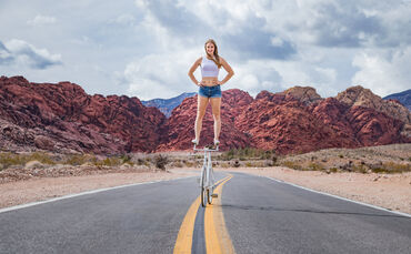 Viola Brand 2023 auf dem Highway nach Las Vegas.
