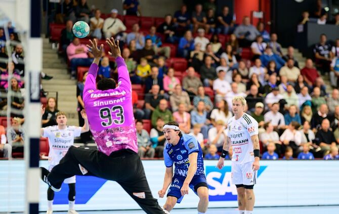 Nicht nur Kasper Lien (Mitte) fand im überragenden Erlanger Keeper Rubens Pierre seinen Meister. Der TVB ließ zu viele freie Cha