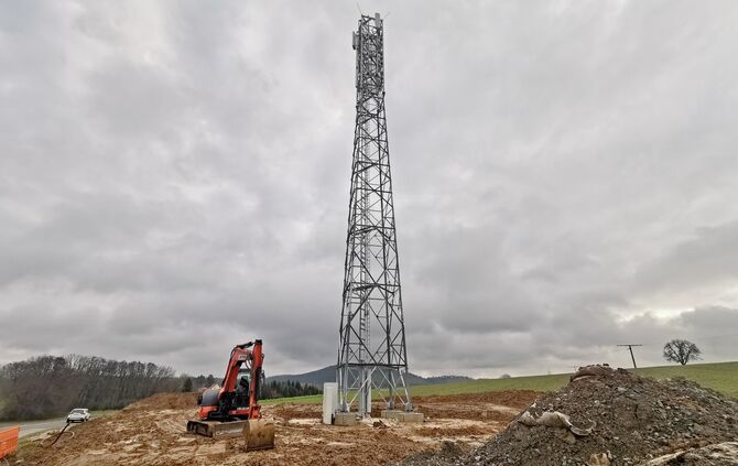 Ein rund 35 Meter hoher Mobilfunkmast der Deutschen Funkturm beim Erbachhof in Waiblingen-Neustadt nach seiner Fertigstellung im