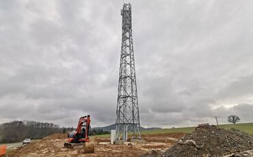 Ein rund 35 Meter hoher Mobilfunkmast der Deutschen Funkturm beim Erbachhof in Waiblingen-Neustadt nach seiner Fertigstellung im