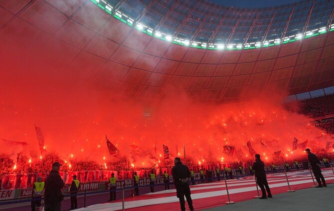 Der FC Bayern und der VfB Stuttgart müssen für das Fehlverhalten ihrer Fans nun etwas weniger zahlen. (Archivbild)