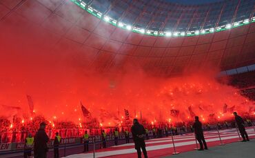 Der FC Bayern und der VfB Stuttgart müssen für das Fehlverhalten ihrer Fans nun etwas weniger zahlen. (Archivbild)