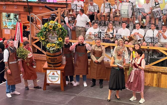 Das Cannstatter Volksfest 2026 wurde mit dem traditionellen Fassanstich eröffnet.