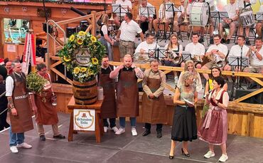 Das Cannstatter Volksfest 2026 wurde mit dem traditionellen Fassanstich eröffnet.