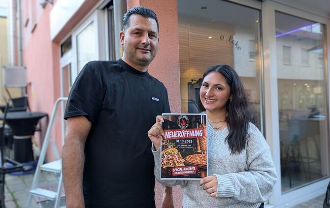 Orhan Oguz und seine Tochter Meliz Oguz vor der ehemaligen "Gyros-Ecke", die sie aktuell für ihren gemeinsamen Döner-Imbiss umge