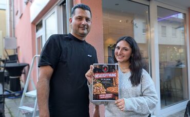 Orhan Oguz und seine Tochter Meliz Oguz vor der ehemaligen "Gyros-Ecke", die sie aktuell für ihren gemeinsamen Döner-Imbiss umge