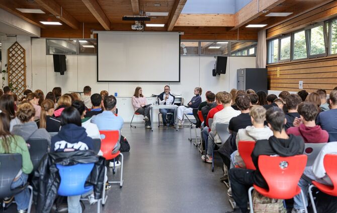 Podiumsdiskussion im Limes-Gymnasium mit dem CDU-Landtagsabgeordneten Jens Steinat.