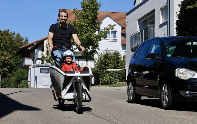 "Wie eine Achterbahn": Muhammet Gercek aus Waiblingen mit Sohn auf dem E-Lastenrad.