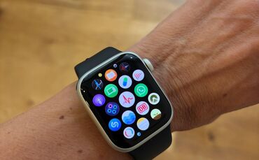 Unter den zahlreichen Apps findet sich bei den meisten Smartwatches auch eine EKG-App, auf dem Foto in der Mitte zu sehen.