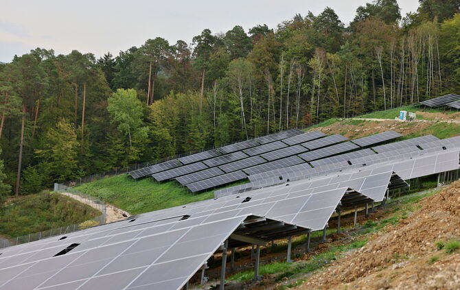 Neue Freiflächen-Photovoltaikanlage auf der Deponie in Schorndorf: 4690 Module auf 2,5 Hektar.