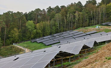 Neue Freiflächen-Photovoltaikanlage auf der Deponie in Schorndorf: 4690 Module auf 2,5 Hektar.