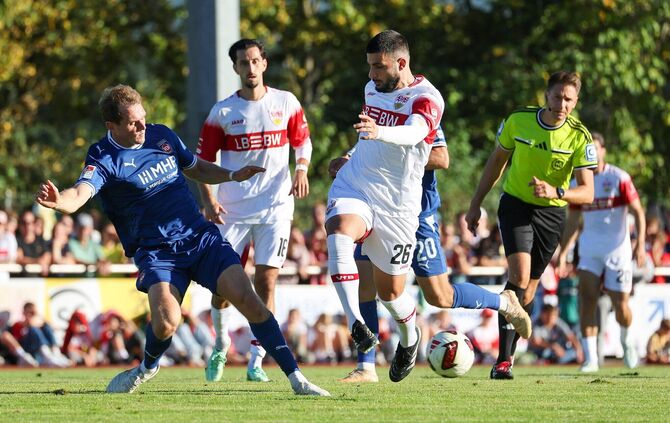 VfB-Kapitän Deniz Undav im Duell mit Heidenheims Tim Siersleben.