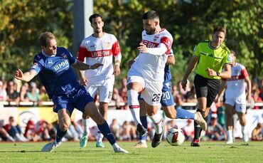 VfB-Kapitän Deniz Undav im Duell mit Heidenheims Tim Siersleben.