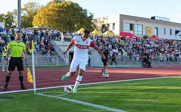 Rund 3500 Zuschauer sorgen beim VfB-Testspiel gegen den 1. FC Heidenheim im Stadion Benzach in Weinstadt für eine besondere Kuli