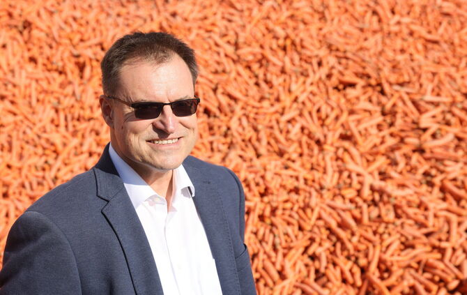 Andreas Biermeier vor tonnenweise Karotten, die in Winnenden unter anderem für die Getränkeindustrie weiterverarbeitet werden (A