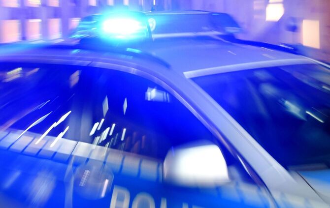 Auto fährt Steilhang runter