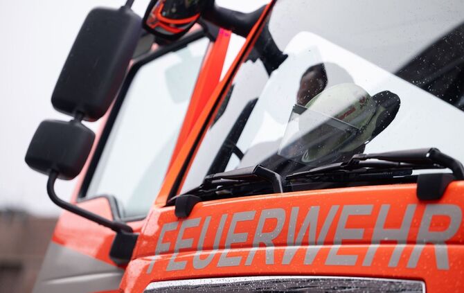 Feuerwehrleute löschten die Flammen an dem Wohnwagen. (Symbolbild)