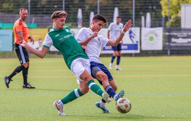 Der TSV Nellmersbach und Jan Plieninger (in Grün, hier gegen Schmidens Eduardo Chacon Pineda) wollen den Anschluss an die Tabell