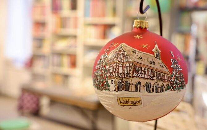 Die Waiblinger Weihnachtskugel zeigt das Alte Rathaus der Stadt.