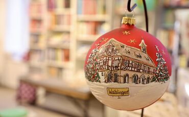 Die Waiblinger Weihnachtskugel zeigt das Alte Rathaus der Stadt.