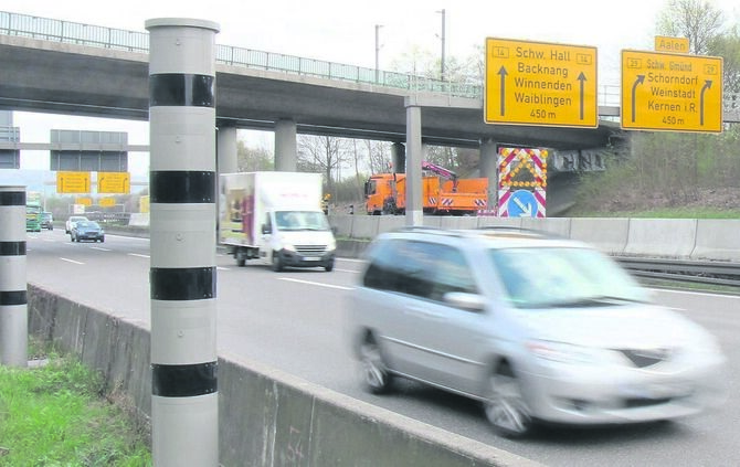 Auf Höhe der Blitzer an der B14 läuft der Versuch einer Polizeikontrolle kurz aus dem Ruder (Symbolfoto).