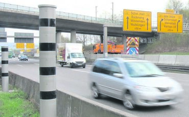 Auf Höhe der Blitzer an der B14 läuft der Versuch einer Polizeikontrolle kurz aus dem Ruder (Symbolfoto).