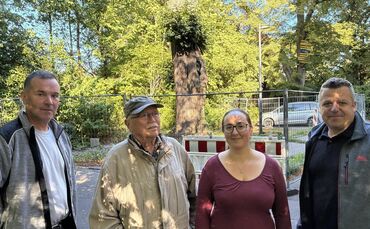 Der Torso der alten Jakobslinde hinter Armin Schröder, Werner Fleischmann, Naemi Luckert und Peter Bulling ist knapp sieben Mete