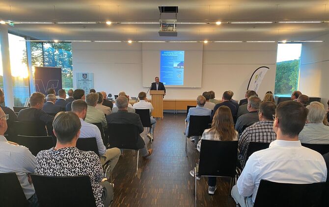 Zum Wirtschaftsforum begrüßte Bürgermeister Kevin Latzel im Rathaus.