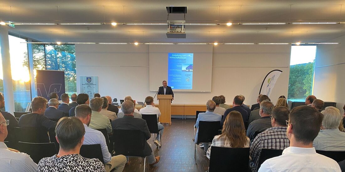 Zum Wirtschaftsforum begrüßte Bürgermeister Kevin Latzel im Rathaus.