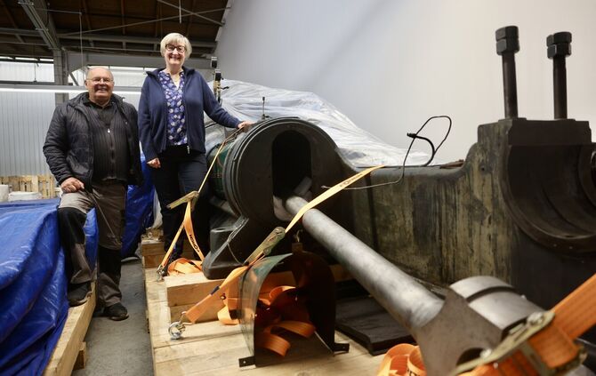 Abtransport der Dampfmaschine: Auf dem Bild sind Perry Eckert und Dr. Andrea Bergler zu sehen.