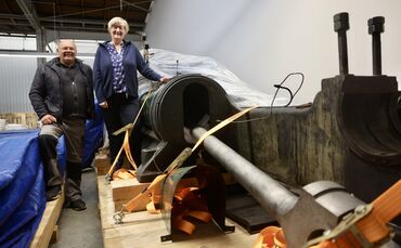 Abtransport der Dampfmaschine: Auf dem Bild sind Perry Eckert und Dr. Andrea Bergler zu sehen.
