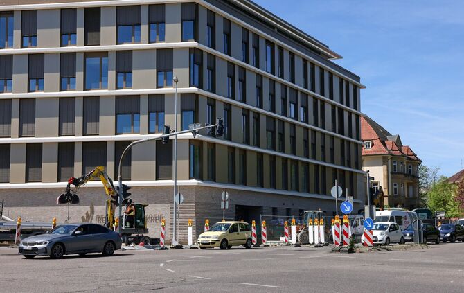 Eine Fassade mit 911 Quadratmetern Photovoltaik: Der Neubau beim Landratsamt in Waiblingen.