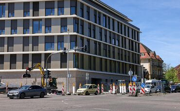 Eine Fassade mit 911 Quadratmetern Photovoltaik: Der Neubau beim Landratsamt in Waiblingen.