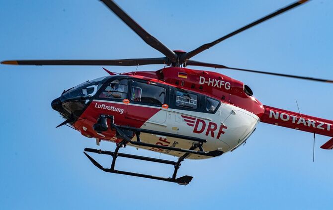 Ein Rettungshubschrauber landet ebenfalls an der Unfallstelle. (Symbolbild)