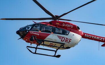Ein Rettungshubschrauber landet ebenfalls an der Unfallstelle. (Symbolbild)